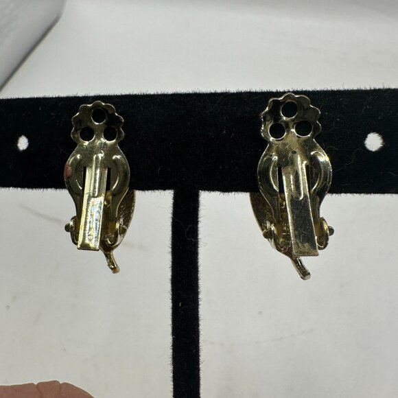 Vintage Gold-Tone Clip-On Leaf Earrings - Picture 3 of 4